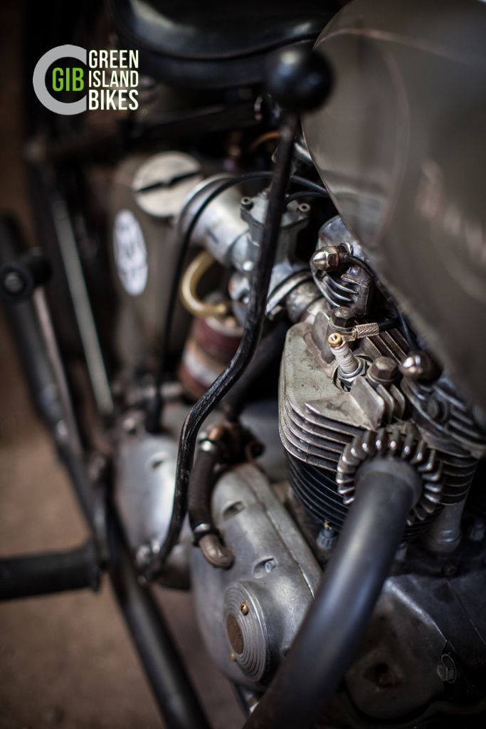 Triumph Custombike vor der 1881 erbauten Ziegelei Rusch