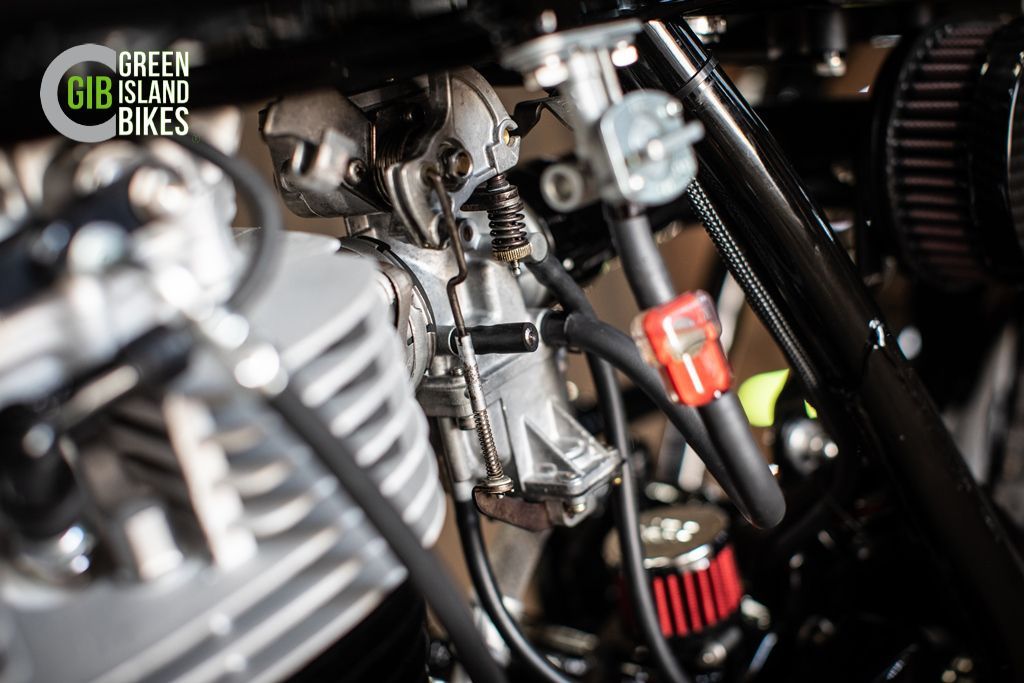 Feinarbeit an der Yamaha SR 500 im Green Island Bikes Stil