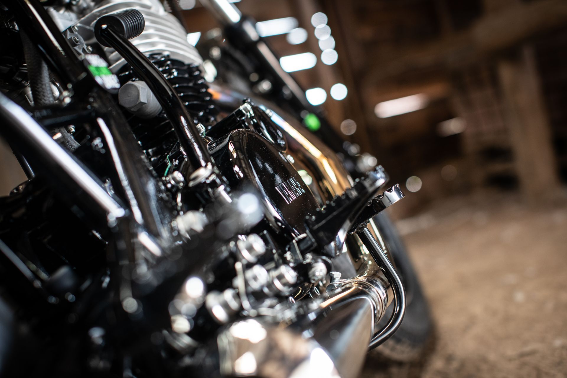 Detailaufnahme einer Kawasaki Z1 von Green Island Bikes mit veredeltem Motor und polierter Auspuffanlage