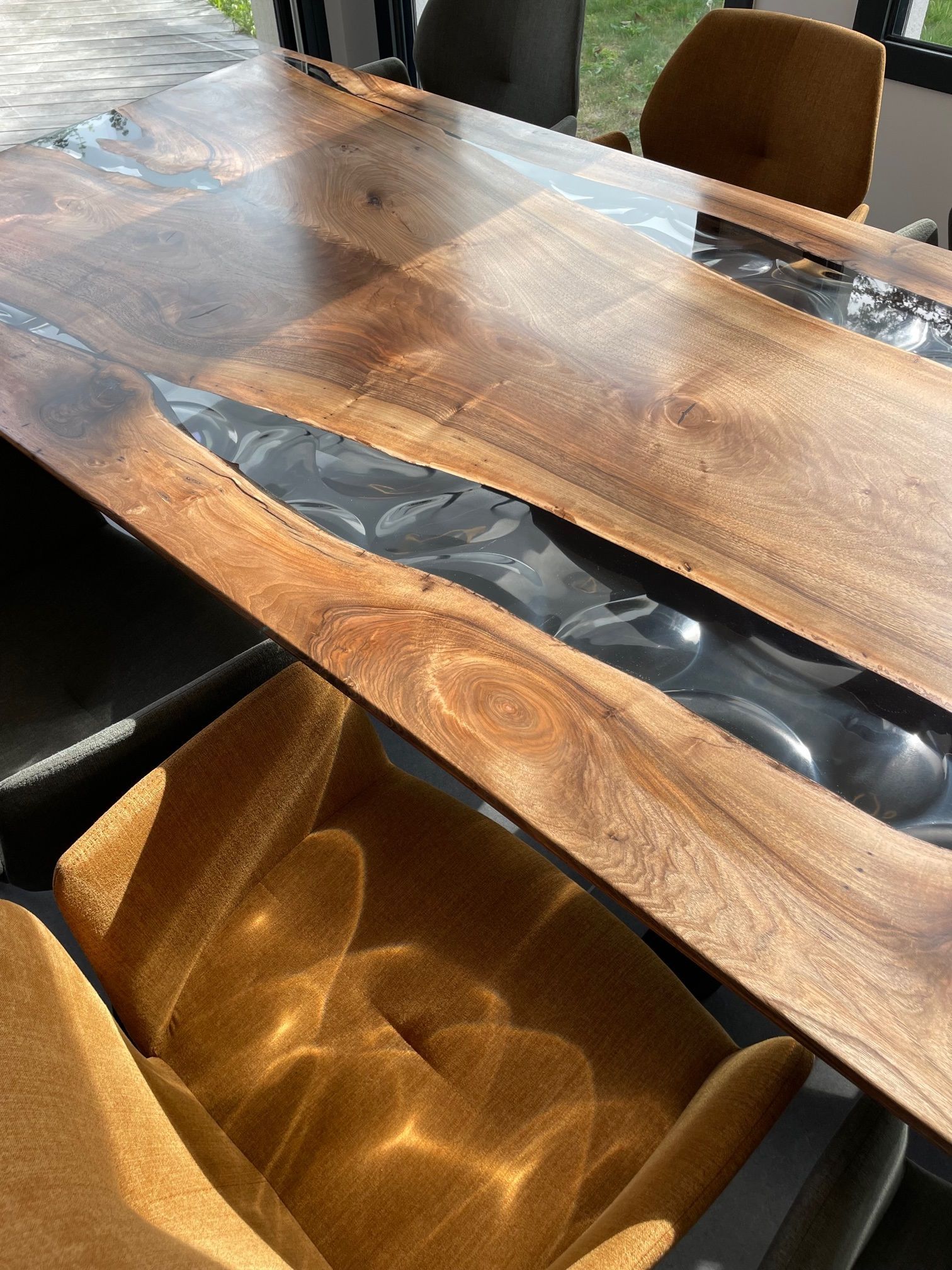 longue table epoxy bois