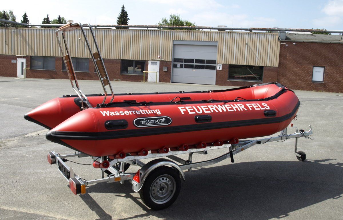 Rettungsboot Feuerwehr Fels