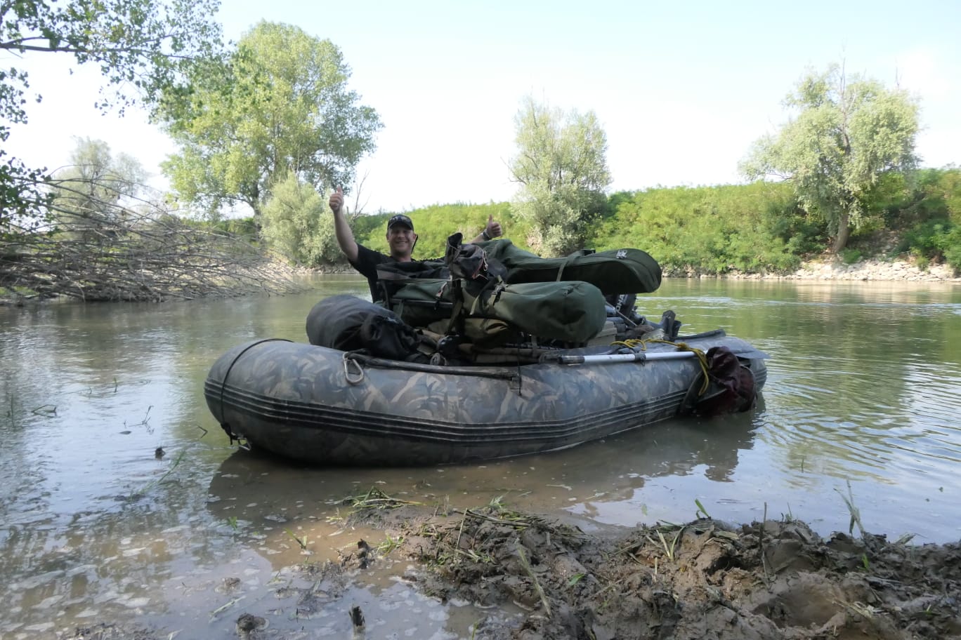 Unser Angelboot Grizzly voll beladen