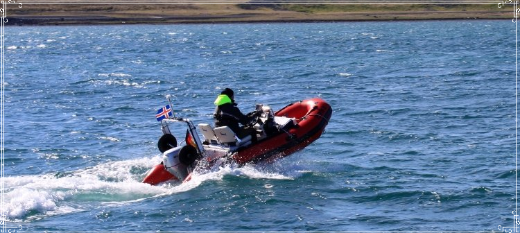 Schlauchboot Master 380 im Küstenbereich von Island