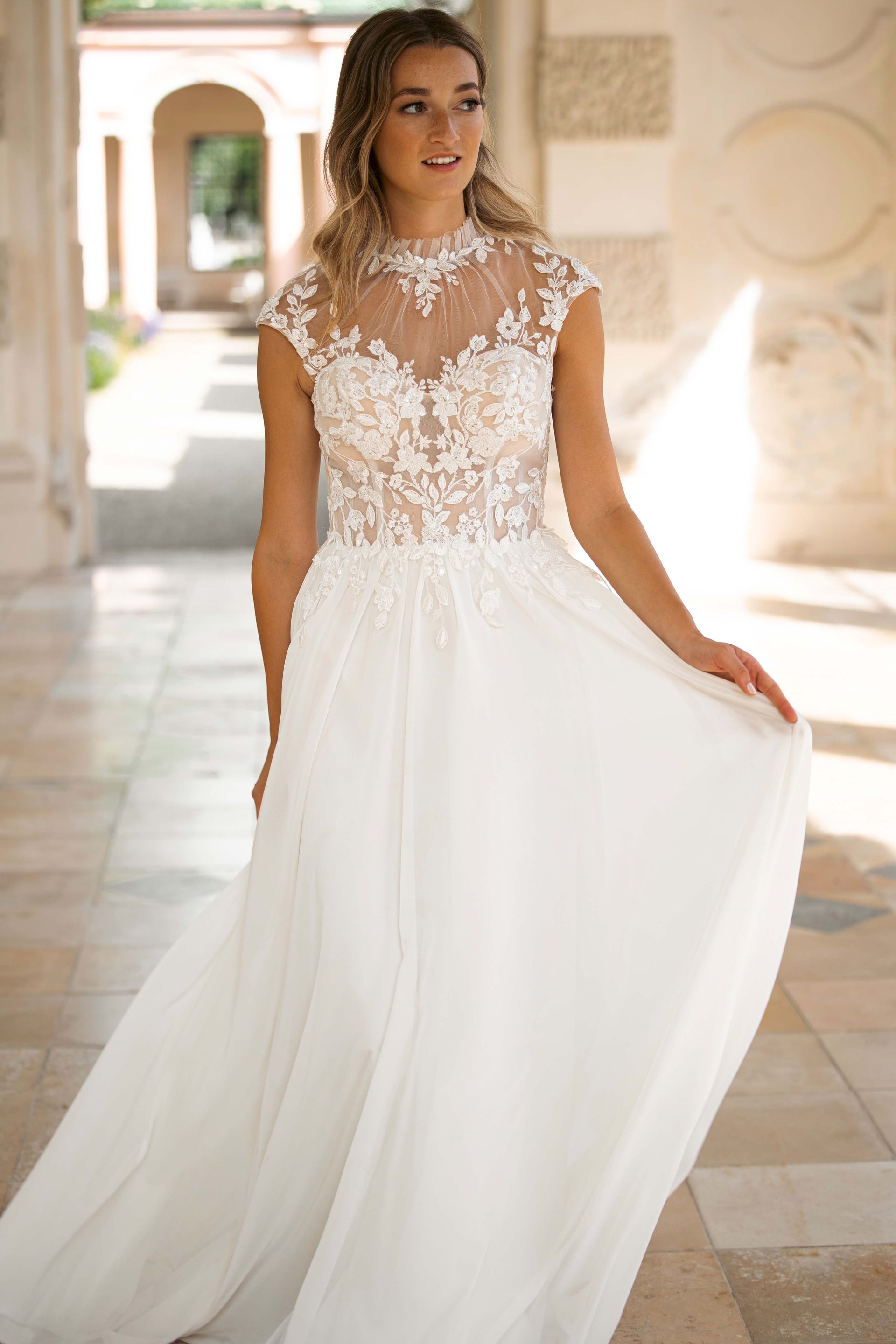 Amo & Luv: Belinda hochgeschlossenes Brautkleid