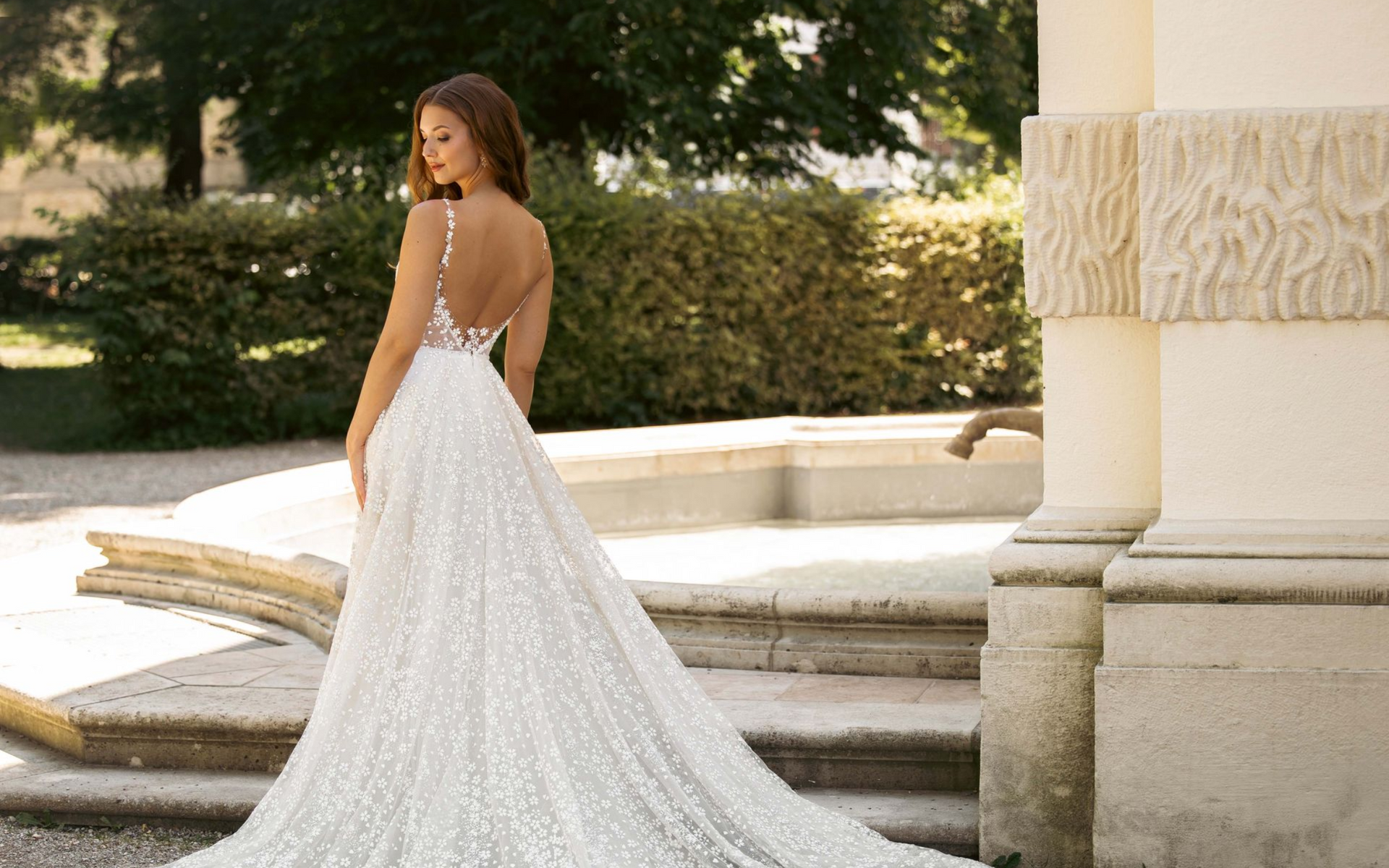 Amo & Luv Glitzerhochzeitskleid Beate mit V-Ausschnitt Rücken