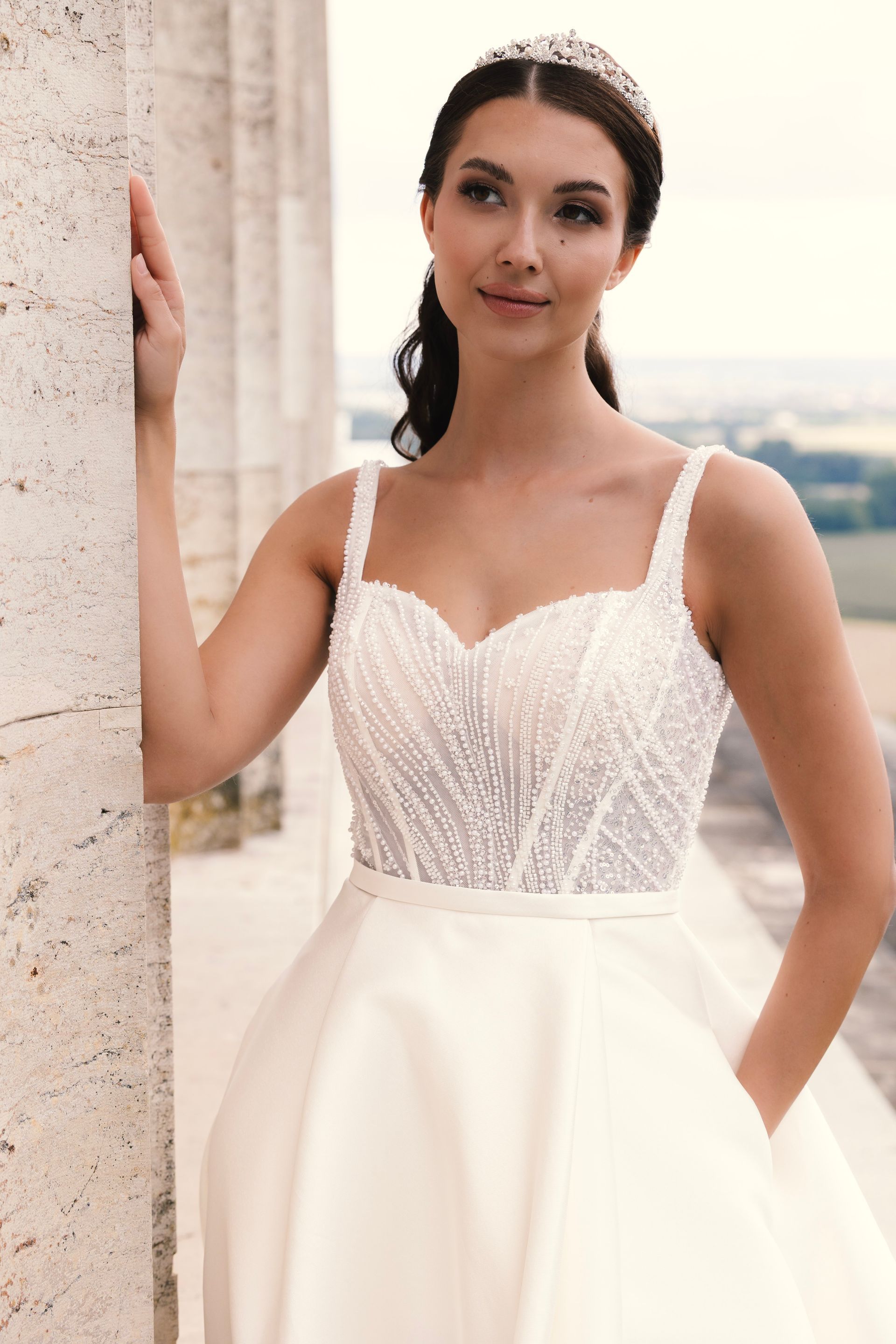 Amo & Luv Catharina Satin Brautkleid mit Perlenoberteil