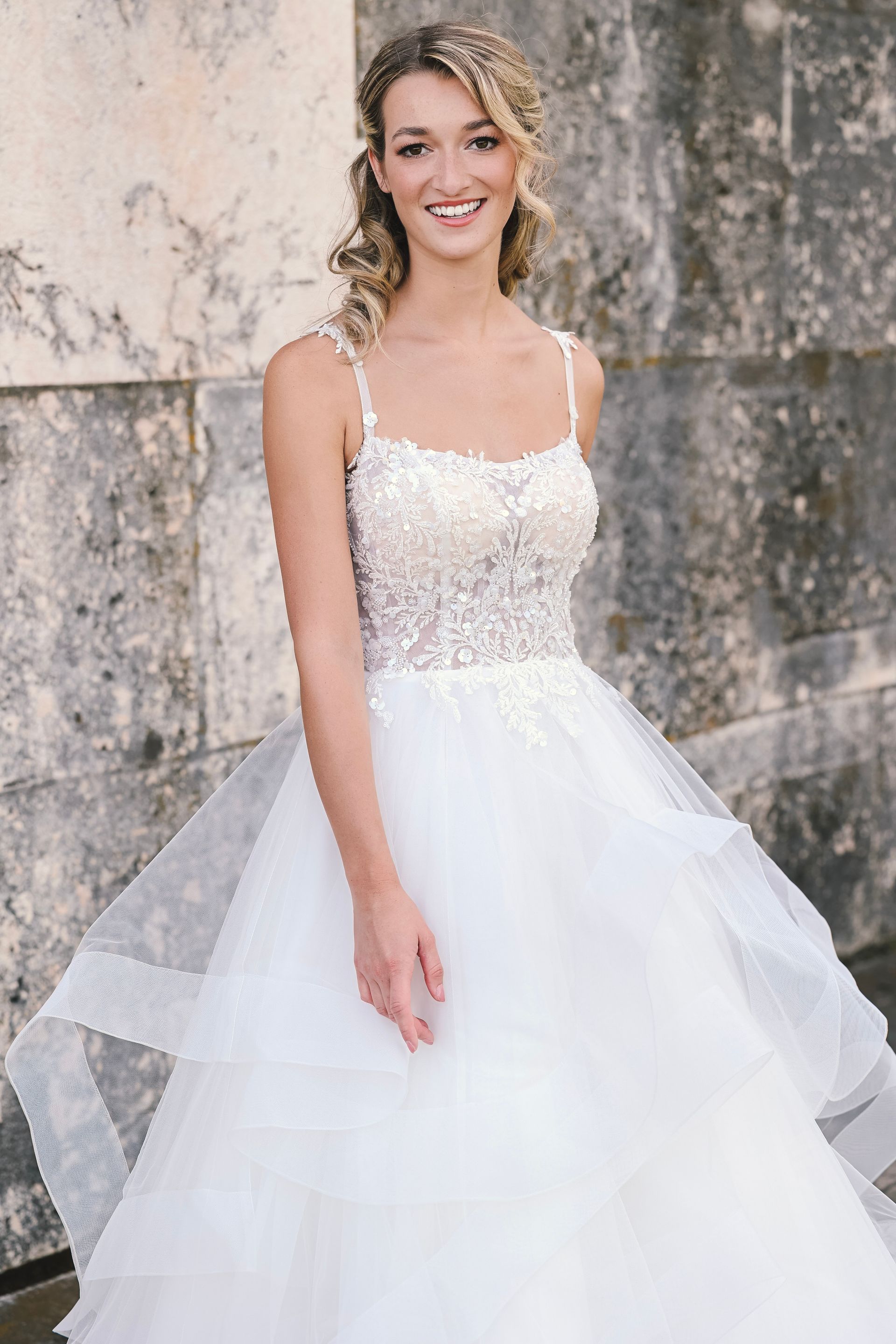 Amo & Luv Charlie Tüll Brautkleid mit Volants und Carré Ausschnitt