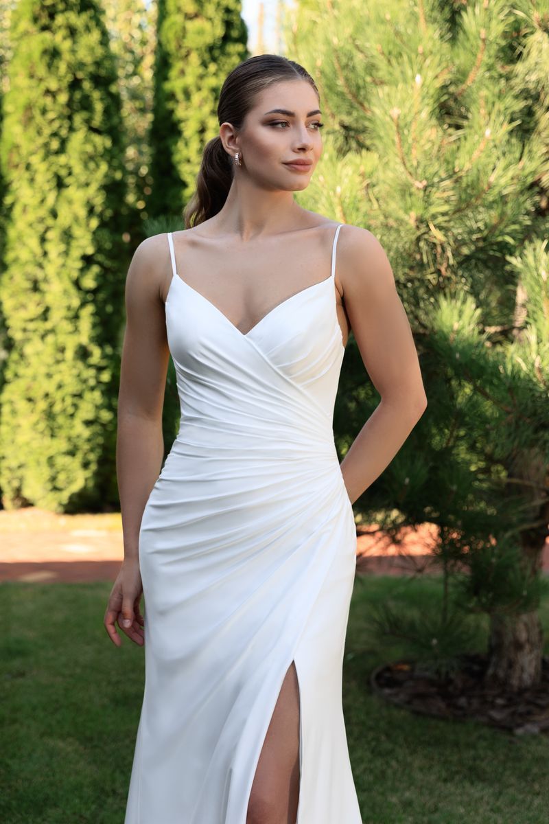 Clean Chic Fit and Flare Brautkleid