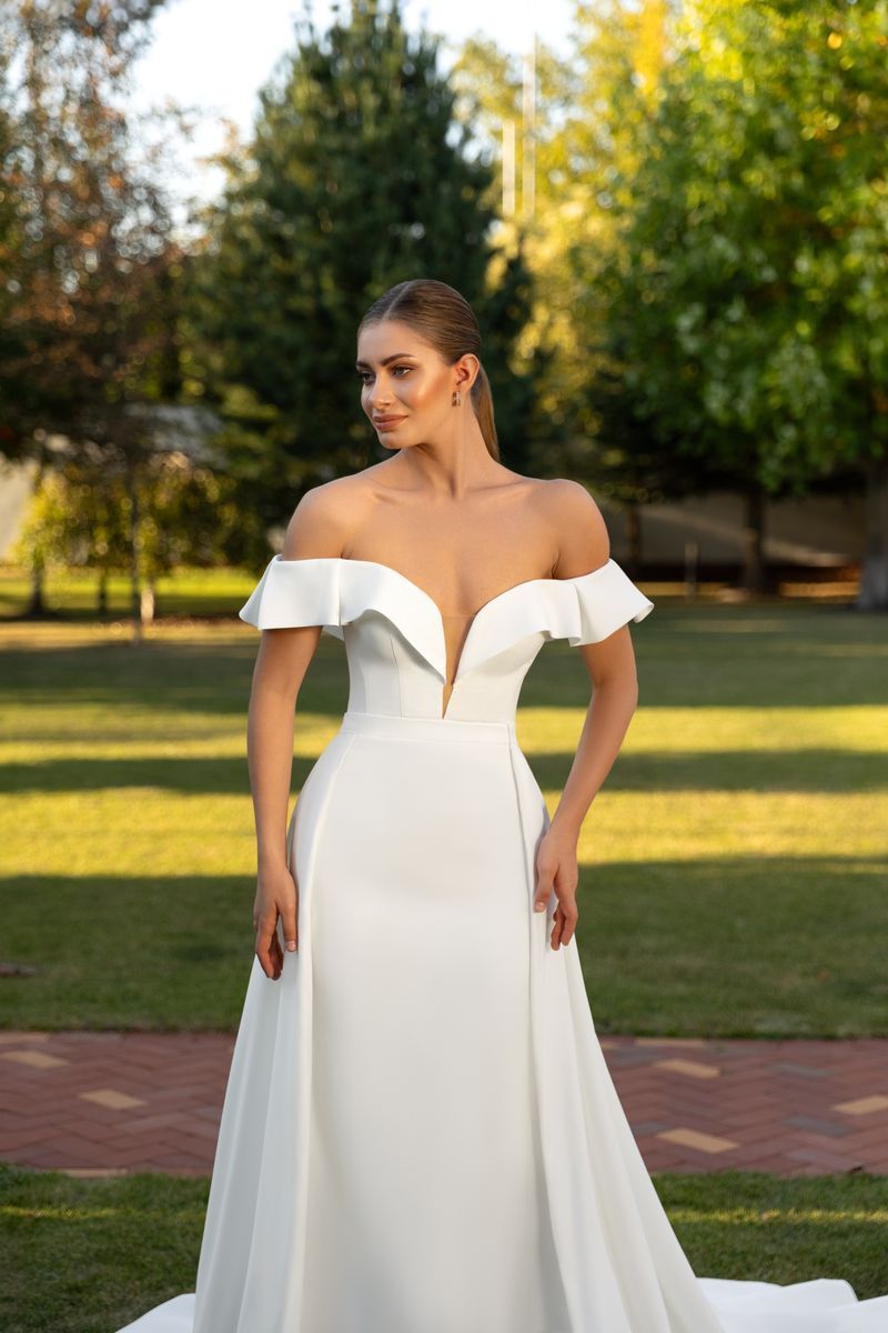 Clean Chic Brautkleid mit Carmenträgern