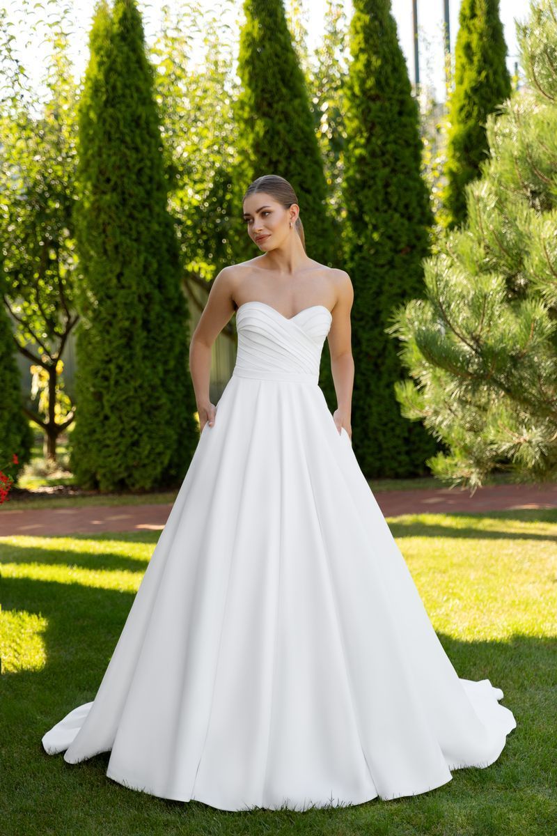 Trägerloses Brautkleid mit Taschen