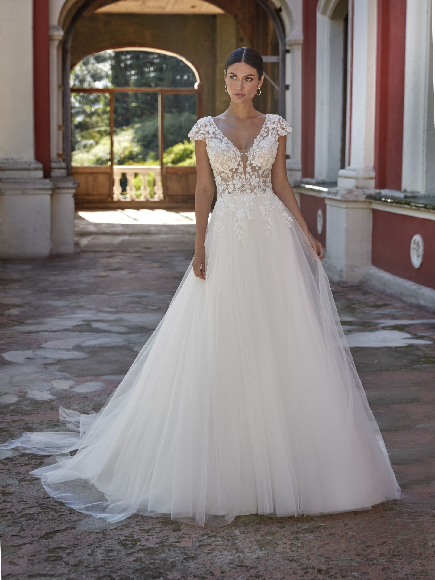 Amelie Tüllbrautkleid mit angeschnittenen Ärmeln und floraler Spitze