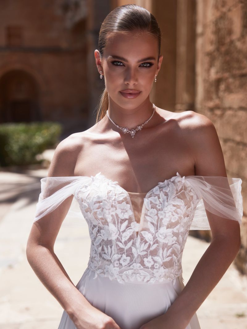 Bianco Evento trägerloses Brauttop E473 mit Carmenträgern