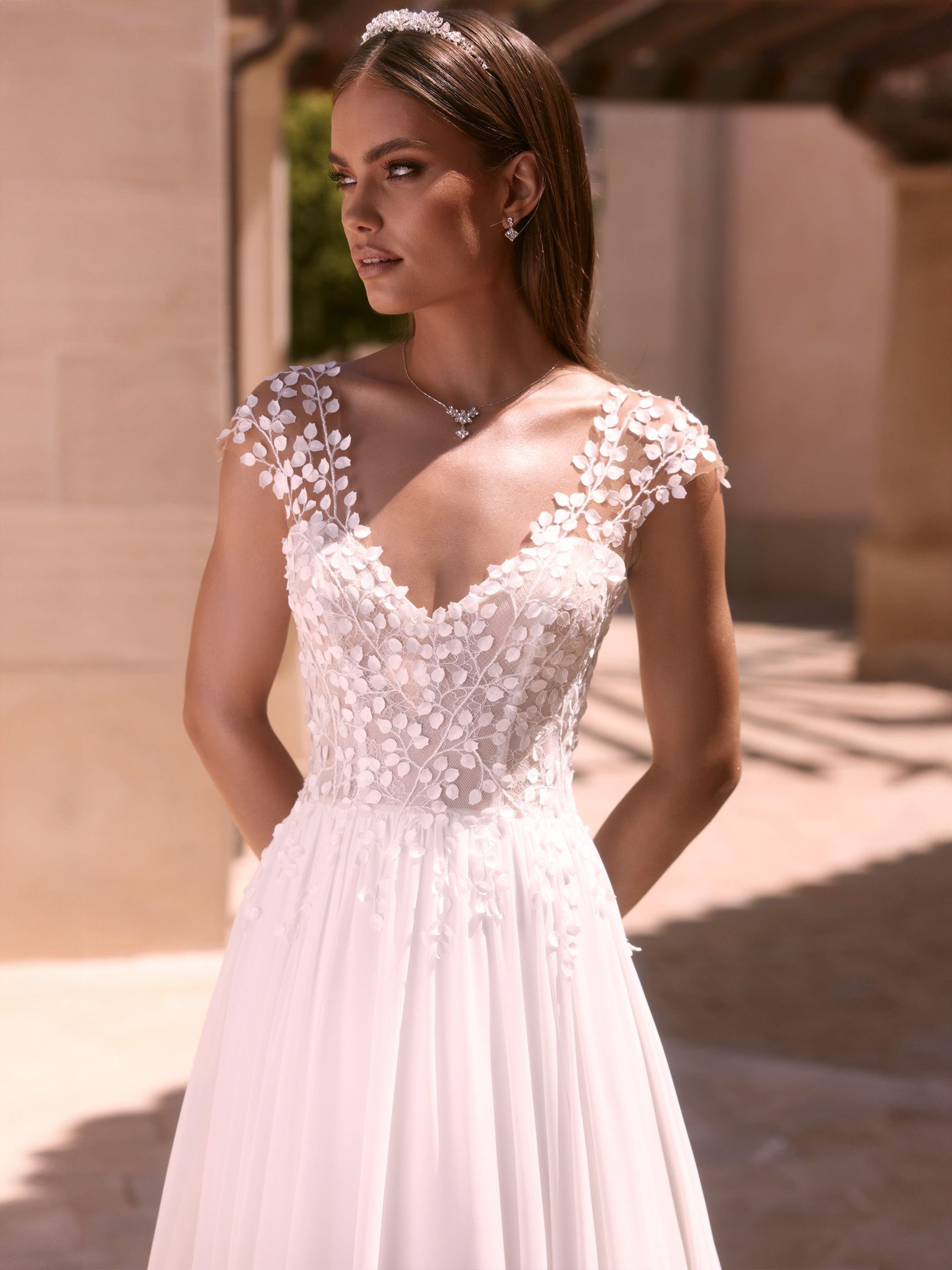 Bianco Evento Limited Doridis Chiffon Brautkleid mit Blätterspitze