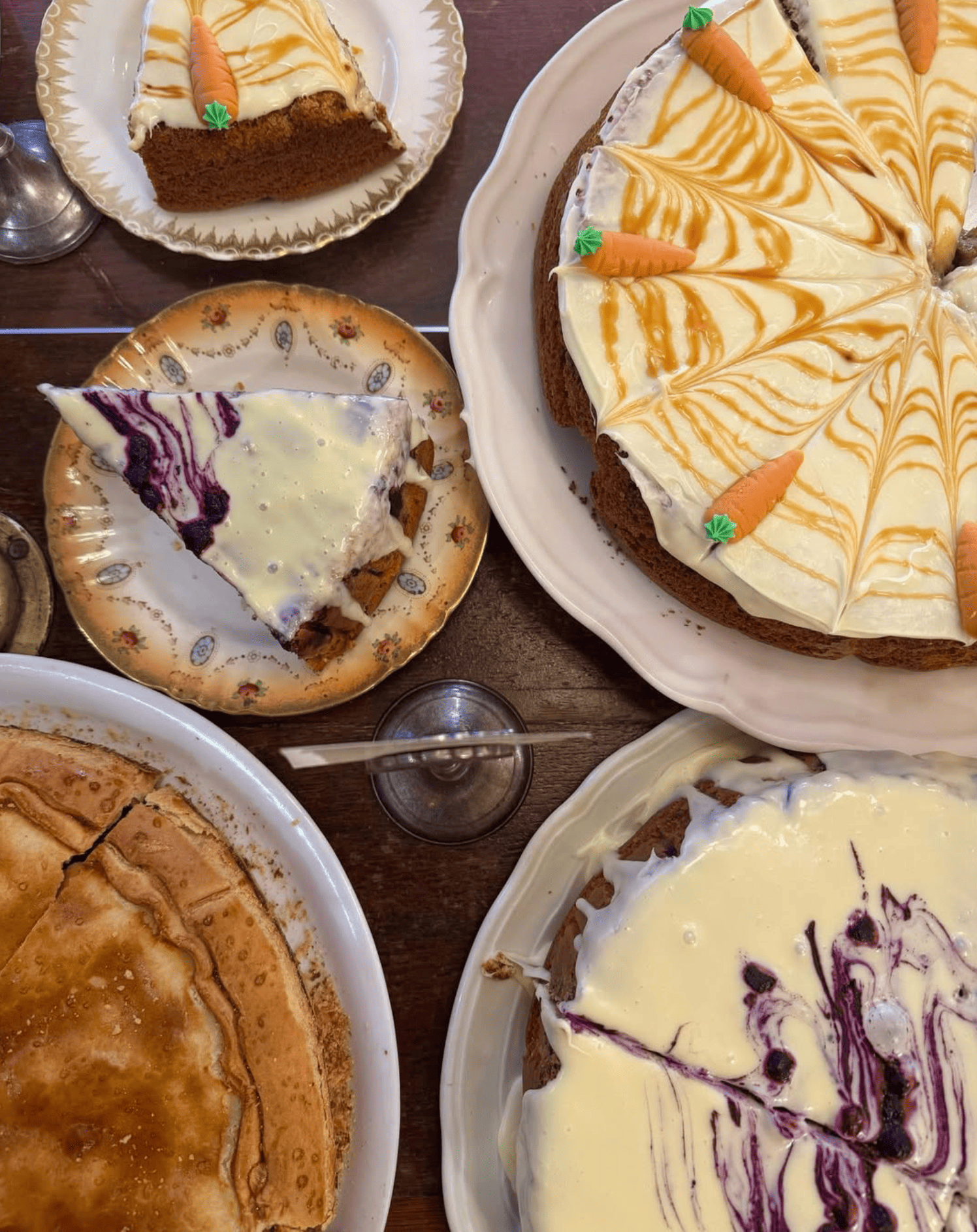 Ensemble de gâteaux anglais :carrot ce, apple pie