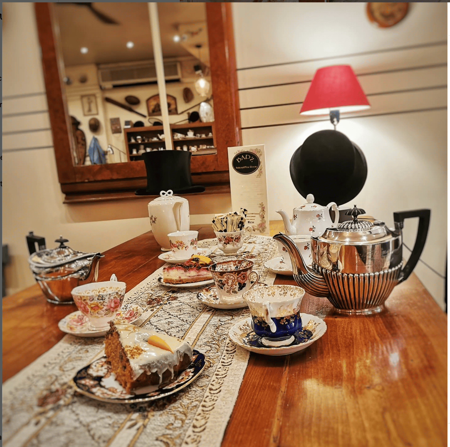 Table dressée pour le tea time chez Bapz