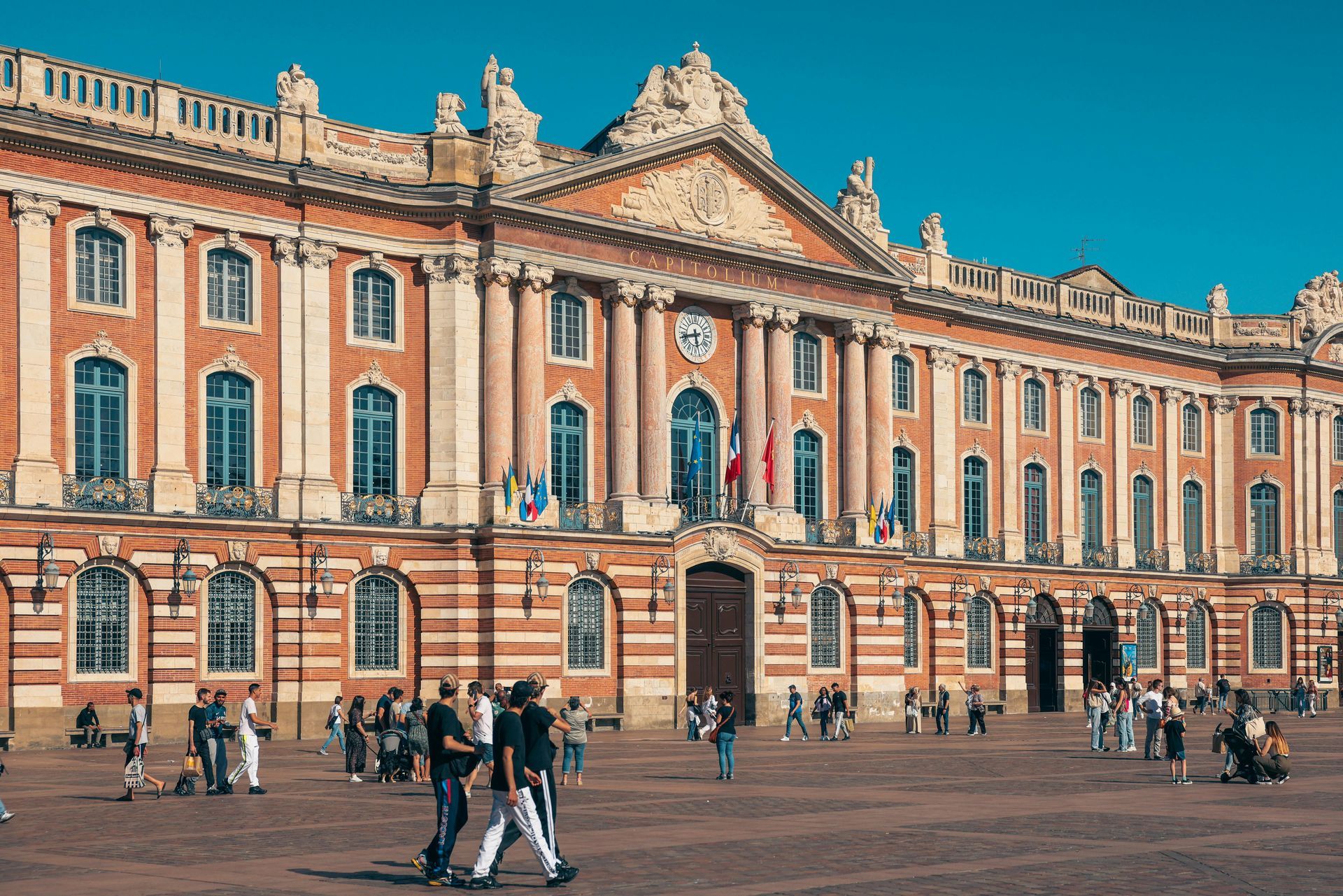 façade et place du capitole de Toulouse