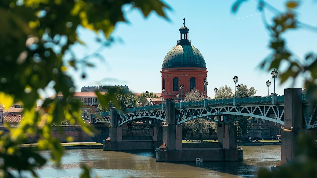 vue du pont Saint-Pierre et du Dôme de la Grave à Toulouse