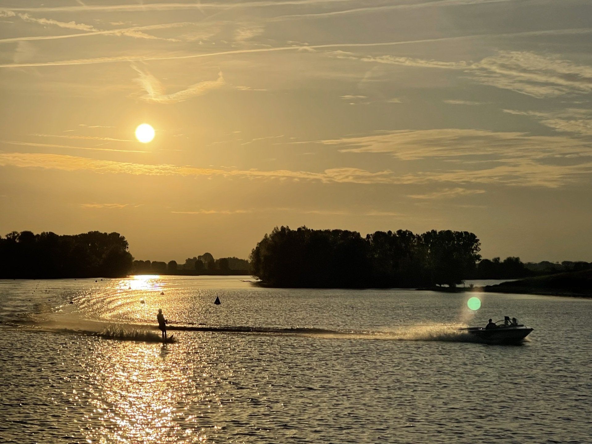 Wasserski fahren am Abend, Wasserski fahren lernen, Hundeurlaub, Angeln, See, Wasser, Arnheim, Amsterdam, Uetrecht, De Waal, Nederrijn, Ijssel, Eiland van Maurik, Urlaub mit Hund
