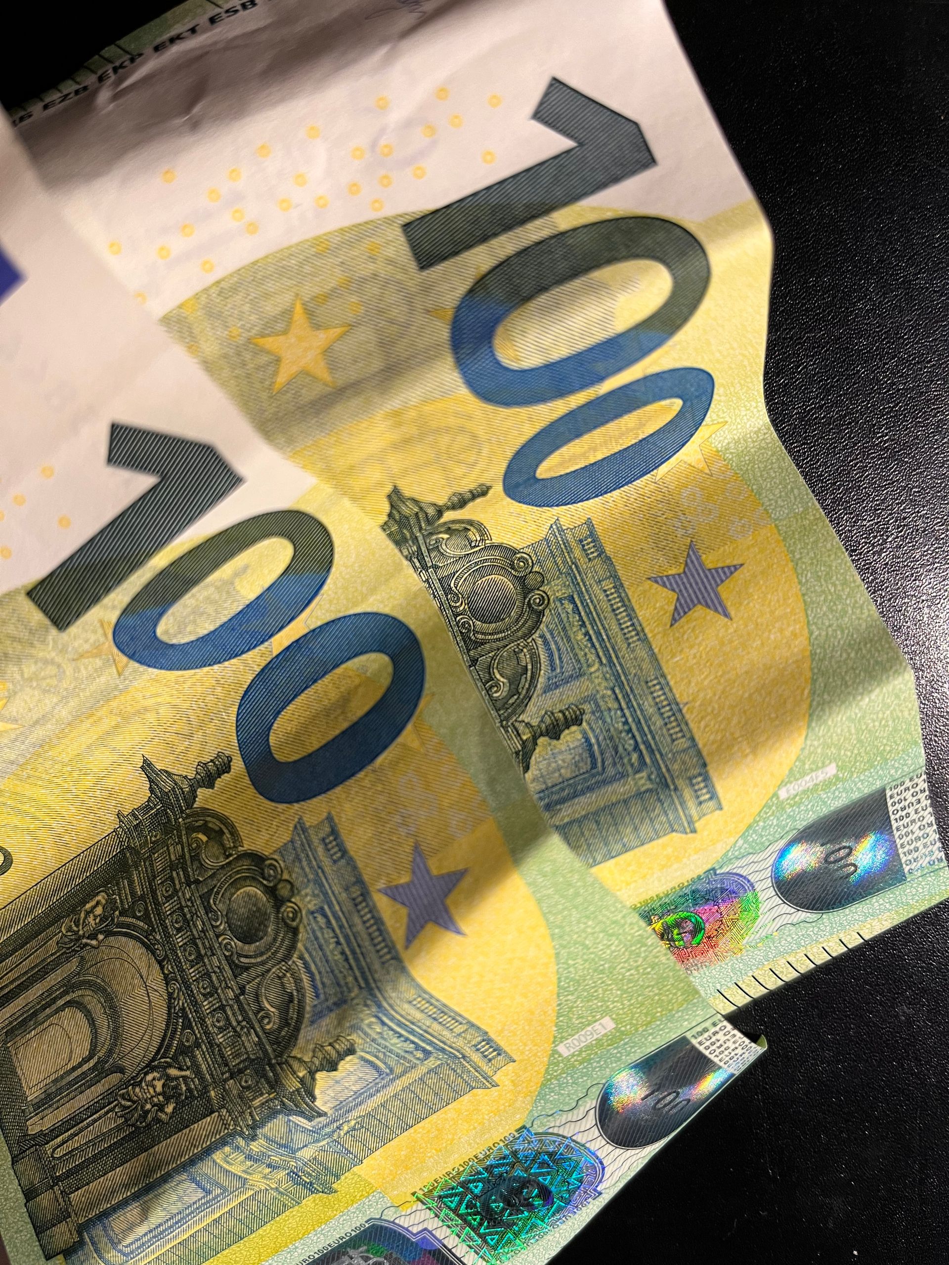 zwei_Einhundert_Euro_Banknoten