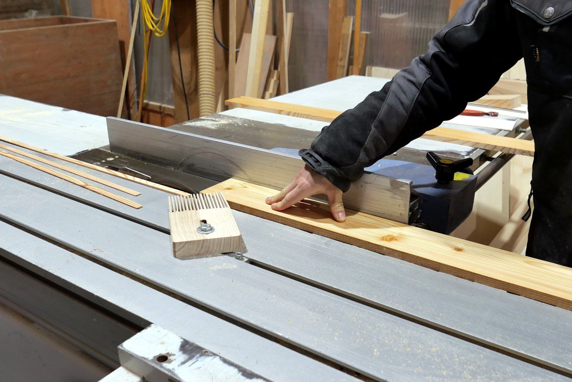 Stapel Bretter zur Verarbeitung für die Holzsammlung