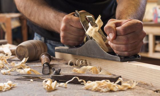 Handwerker hobelt Handwerker hobelt