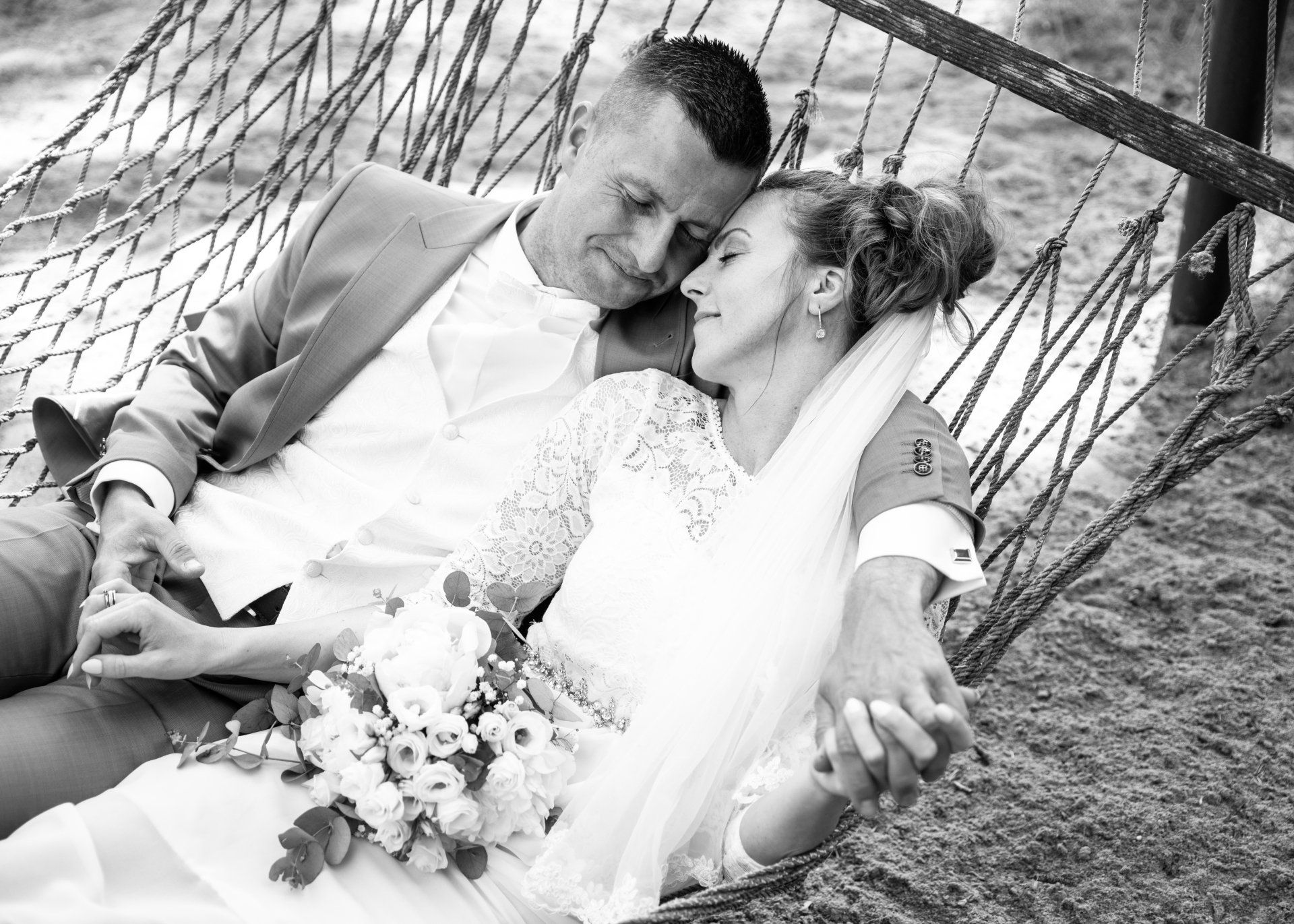 Hochzeitsfotografie in Neustrelitz, Brautpaar liegend am See, Lichtblicke Jula Welzk