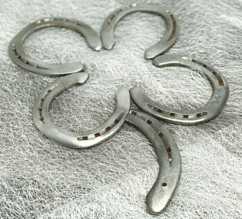 ctyrlistek-z-podkov-s-razbou-fantasy-horse-svatebni-dar