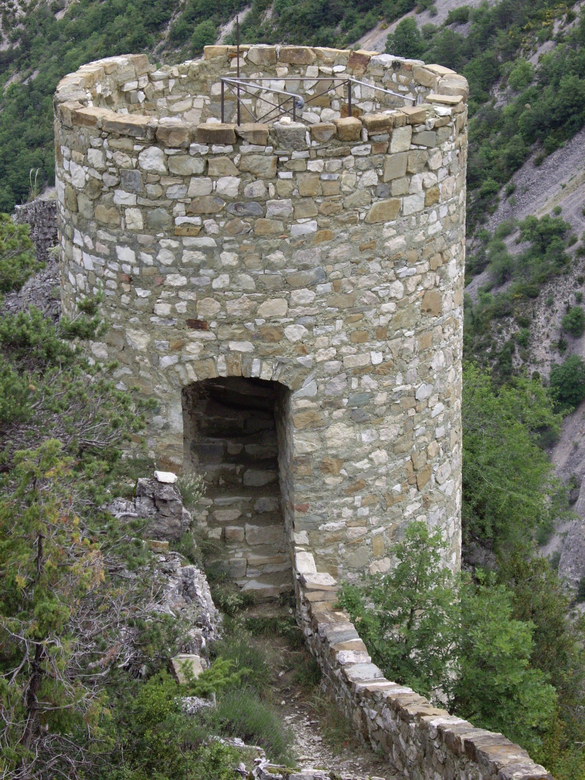 un village perché en Drôme provençale, à 900 mètres d'altitude, sur un col dominant plusieurs vallées encaissées des Baronnies, restauré par un seul homme. .