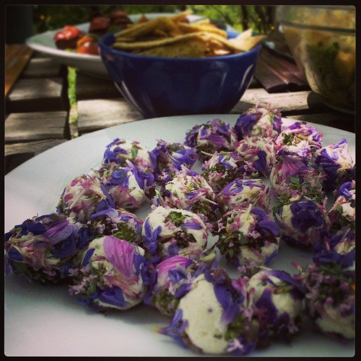 boulettes fleuries avec des fleurs sauvages comestibles