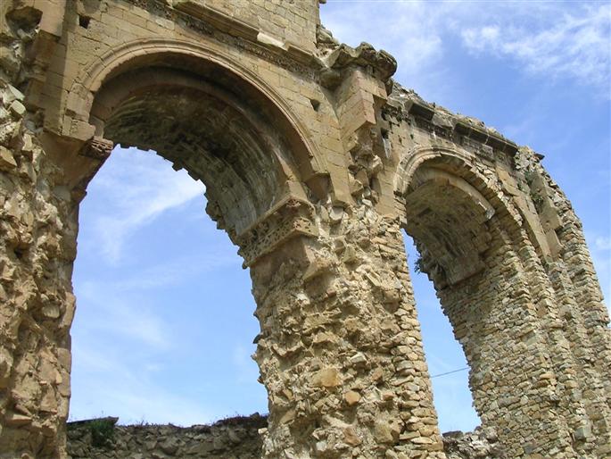 Prieuré Bénédictin fondé en 988, classé monument historique, il est remarquable pour sa décoration romane provençale du XI ème
