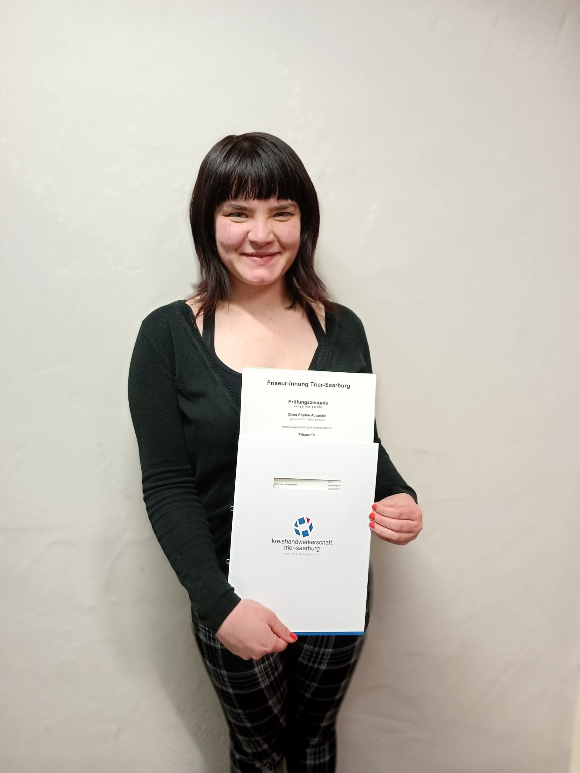 Dana mit ihrem Gesellenbrief