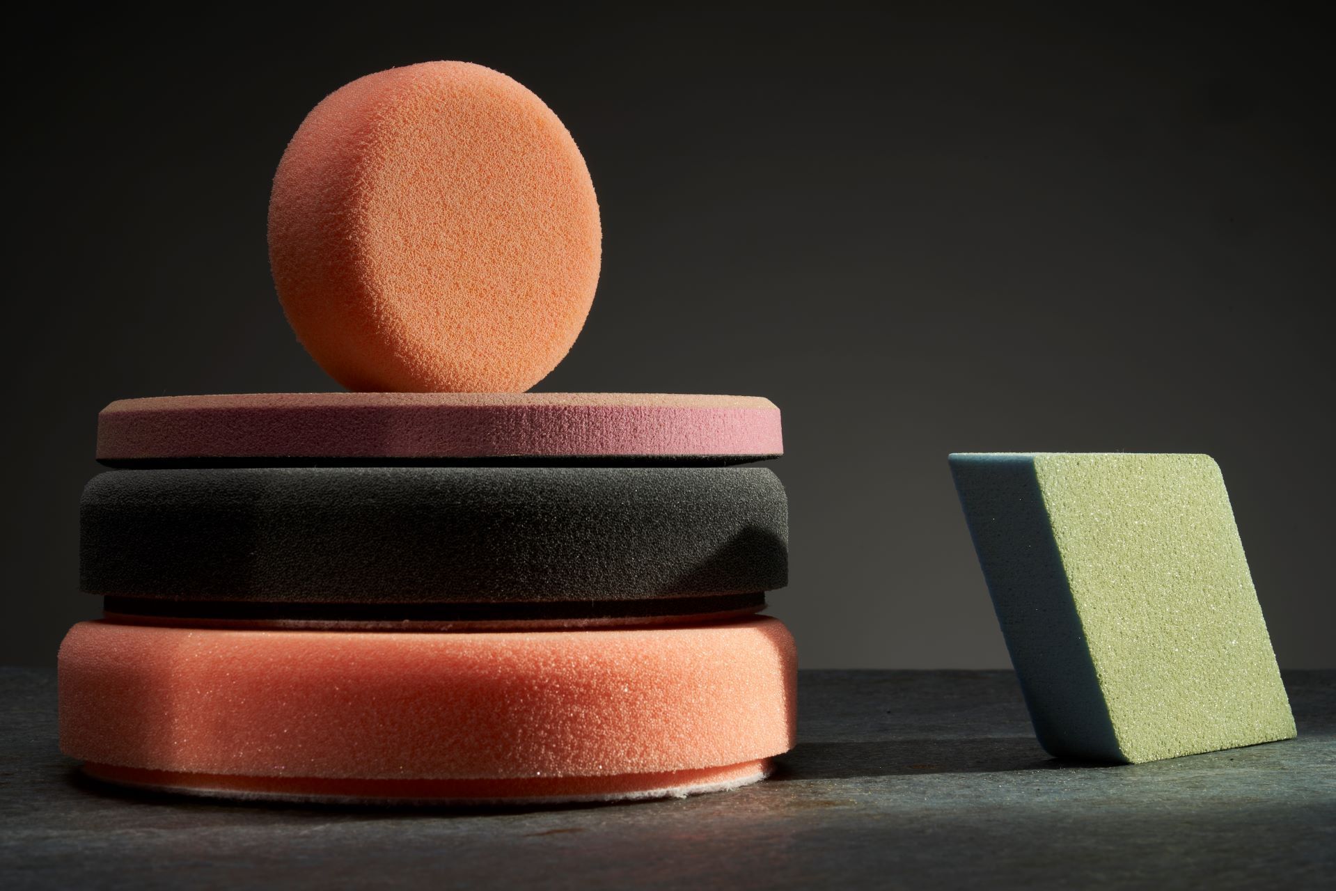 Mit Diamant-Schaumstoff-Polierpads das Risiko von Beschädigungen, Kantendurchschliffe und Veränderung der Oberflächengeometrie mit ihrer Schaumstoff-Flexibilität reduzieren und Zeit einsparen