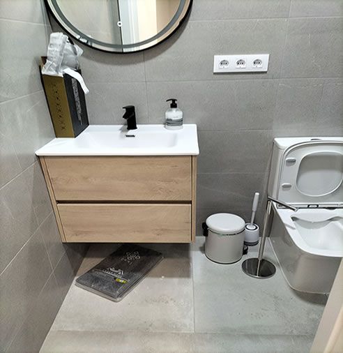 Reforma de baño con fontanería y saneamiento empotrada.