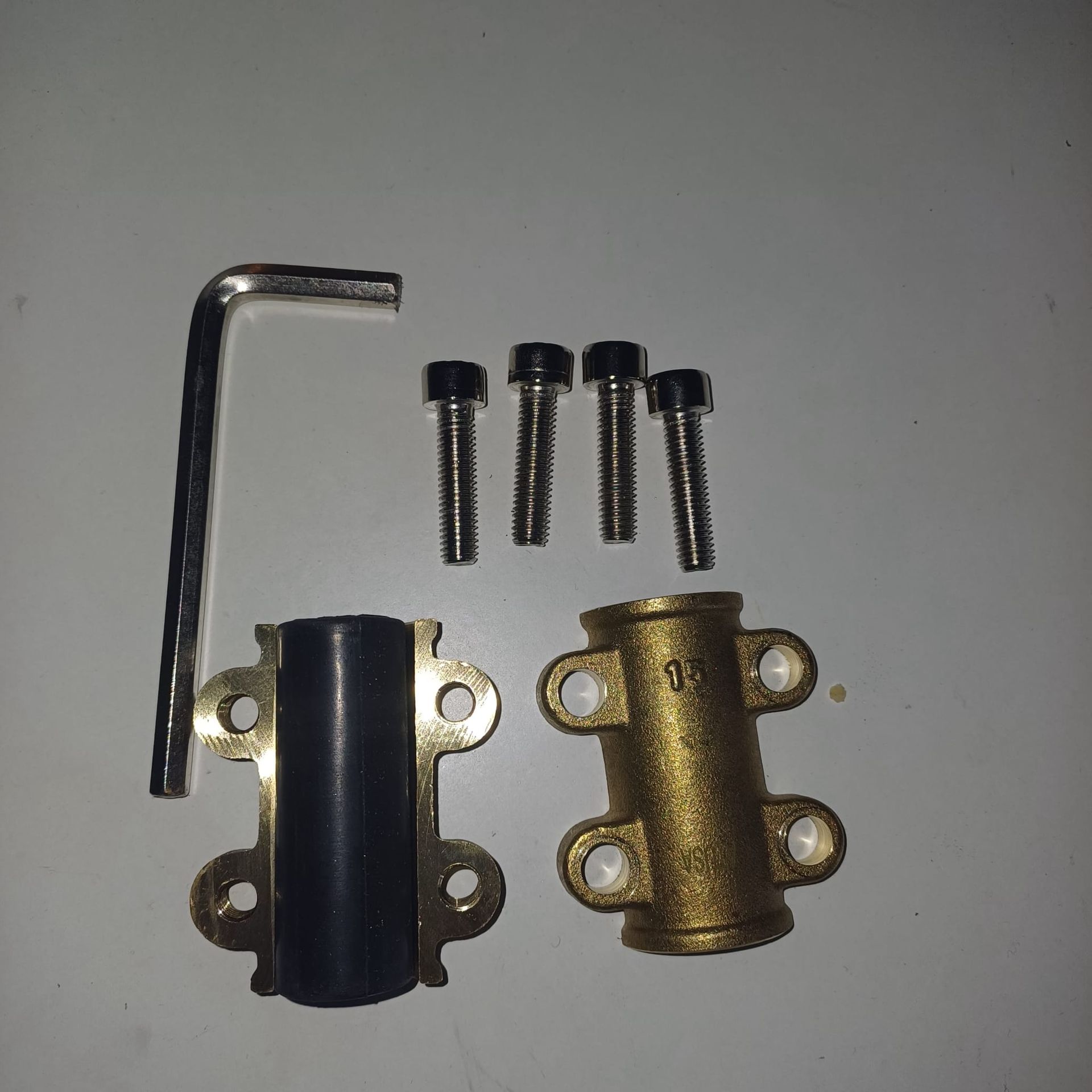 Abrazadera de latón 15mm con caucho y llave allen Nº 5