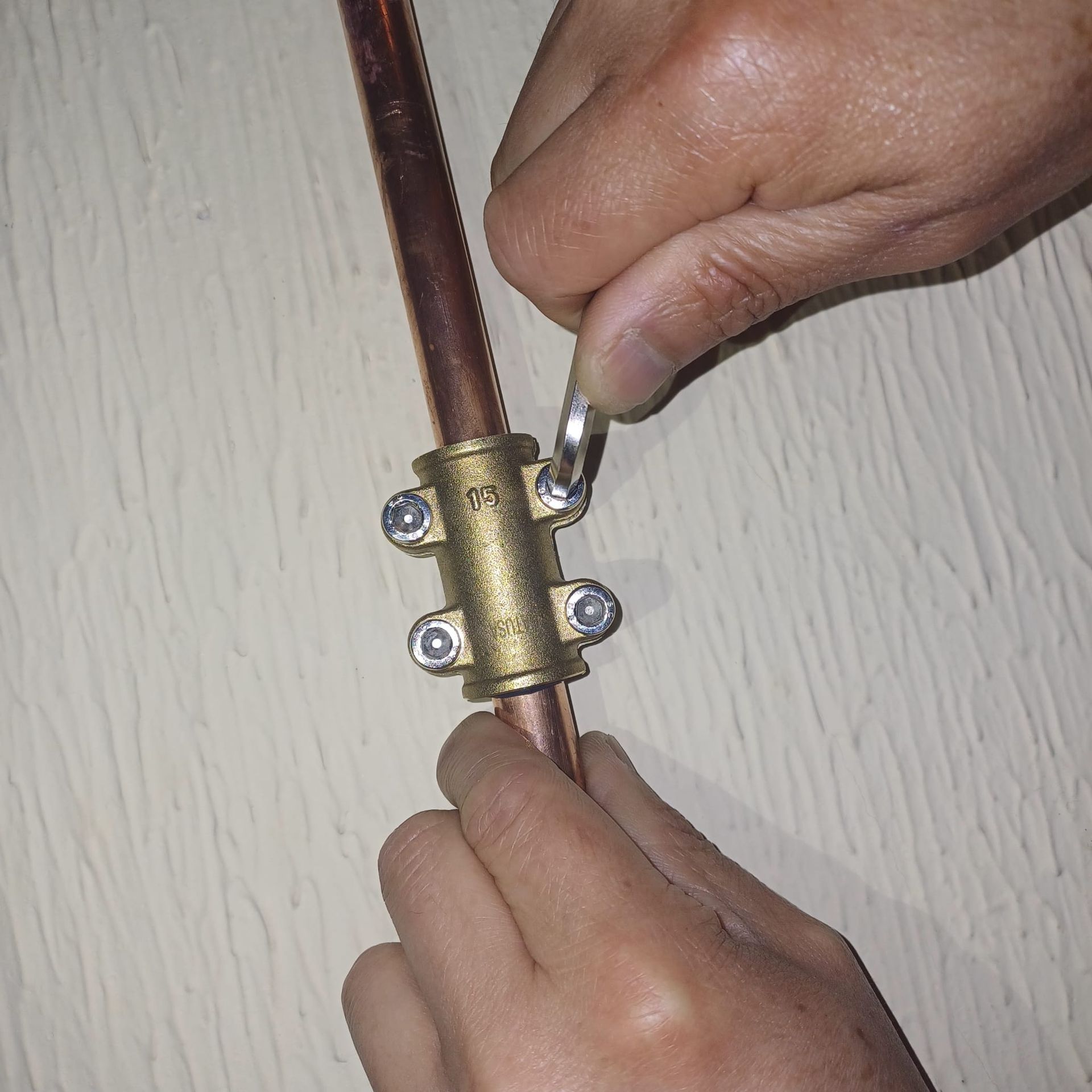 Apretando con llave allen la abrazadera de latón