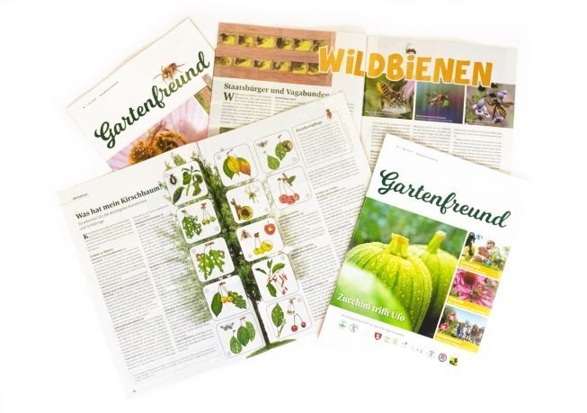 Verschiedene Cover des Gartenfreundes (Gartenmagazin) übereinandergelegt, 2 Zeitungen sind geöffnet