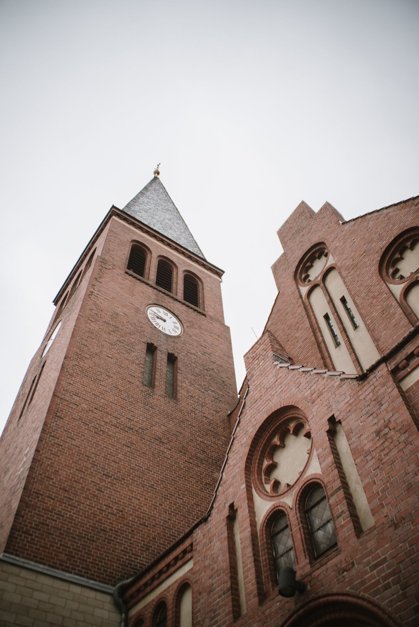 Bild von Altglienickerkirche (Nahaufnahme, Frontansicht von leicht unten fotografiert>).