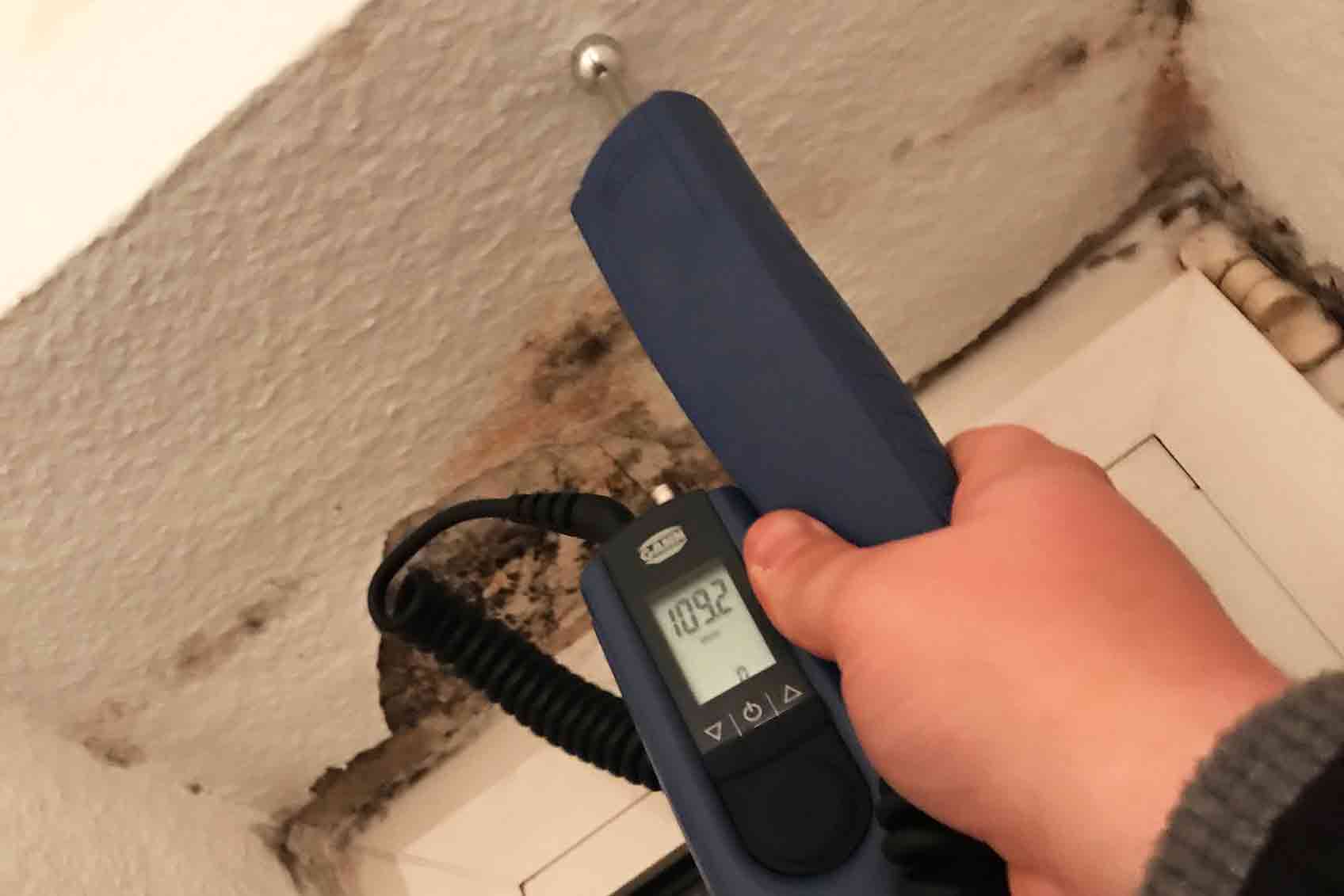 Feuchtigkeitsmessung bei einer Schimmelbeseitigung in München Schimmelbeseitigung München - Schimmelcheck mit Feuchtigkeitsmessungen