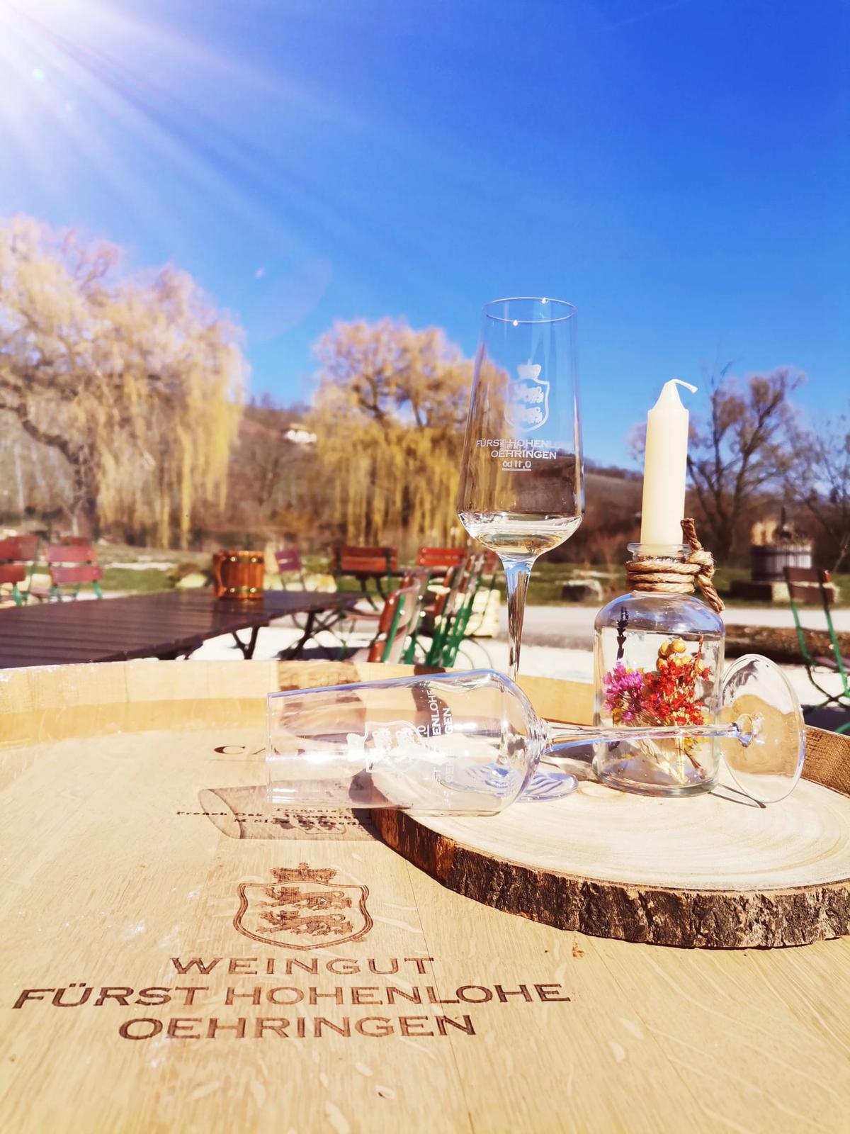 Genießen Sie ein kühles Getränk auf unserer Sonnenterasse Wiesenkelter in Verrenberg Öhringen lädt auf der Terasse zu kühlen Getränken und feinen Köstlichkeiten ein in einer idyllischen ruhigen Lage