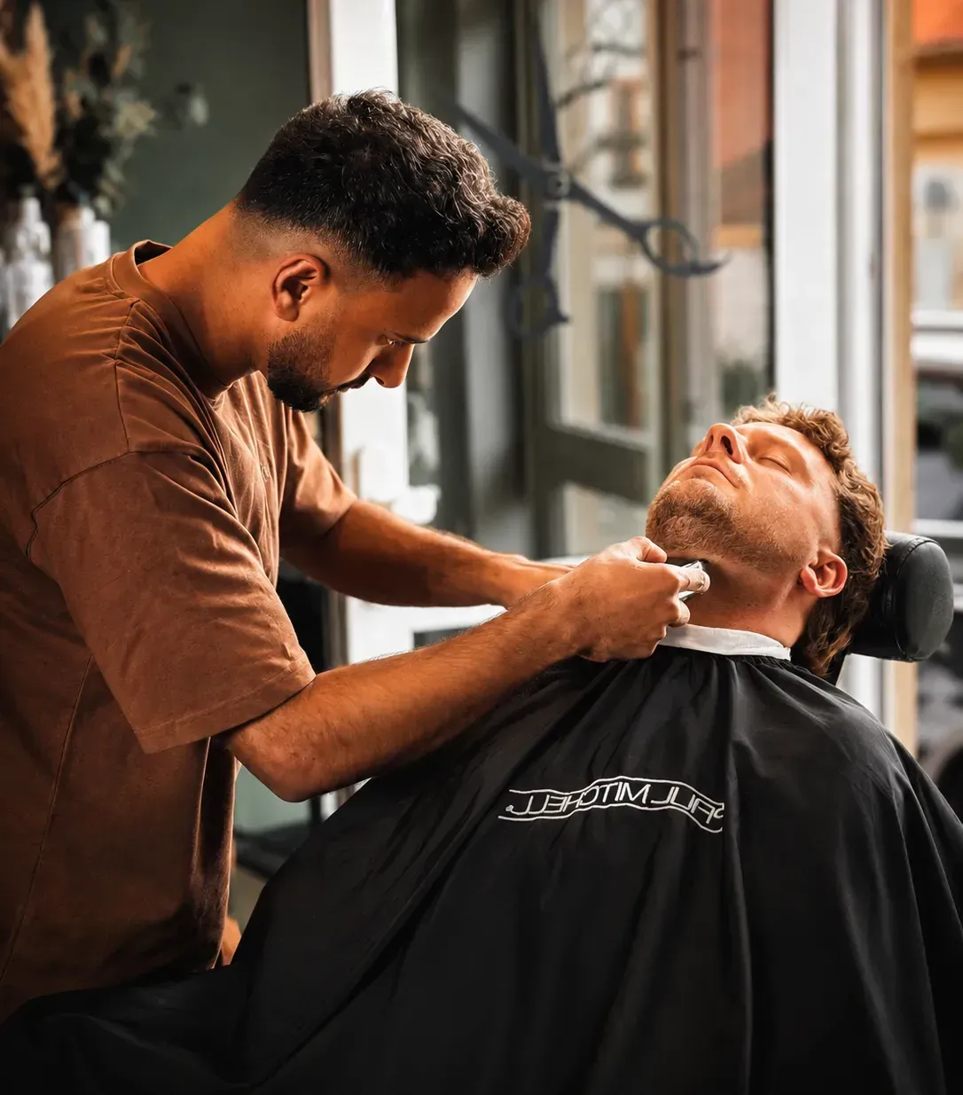 Barber beim Bart rasieren und Konturen schneiden im Friseursalon pelo y más in Stegaurach bei Bamberg