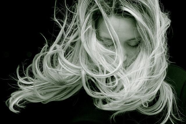 Frau mit vollem voluminösem Haar