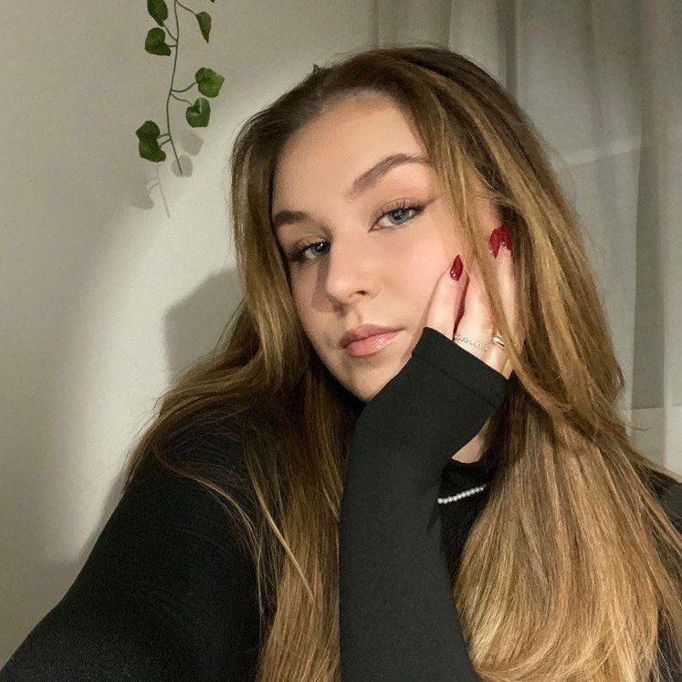 Attraktive Frau mit langen gepflegten Haaren