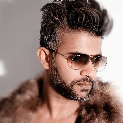 Attraktiver Mann mit stylischer Frisur