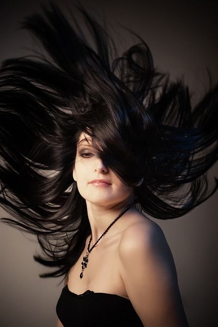 Frau mit fliegenden Haaren