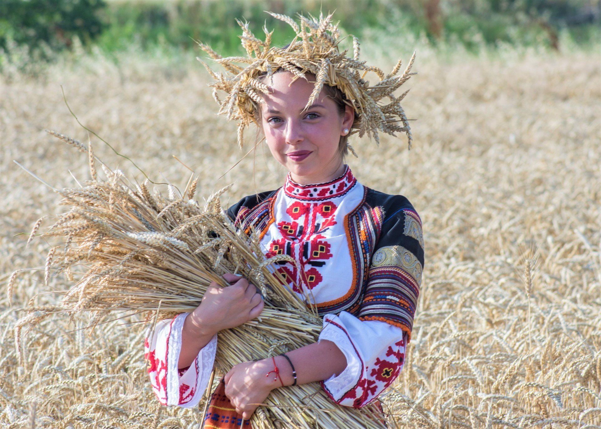 broderie-robe-traditionnelle-bulgare-balkans