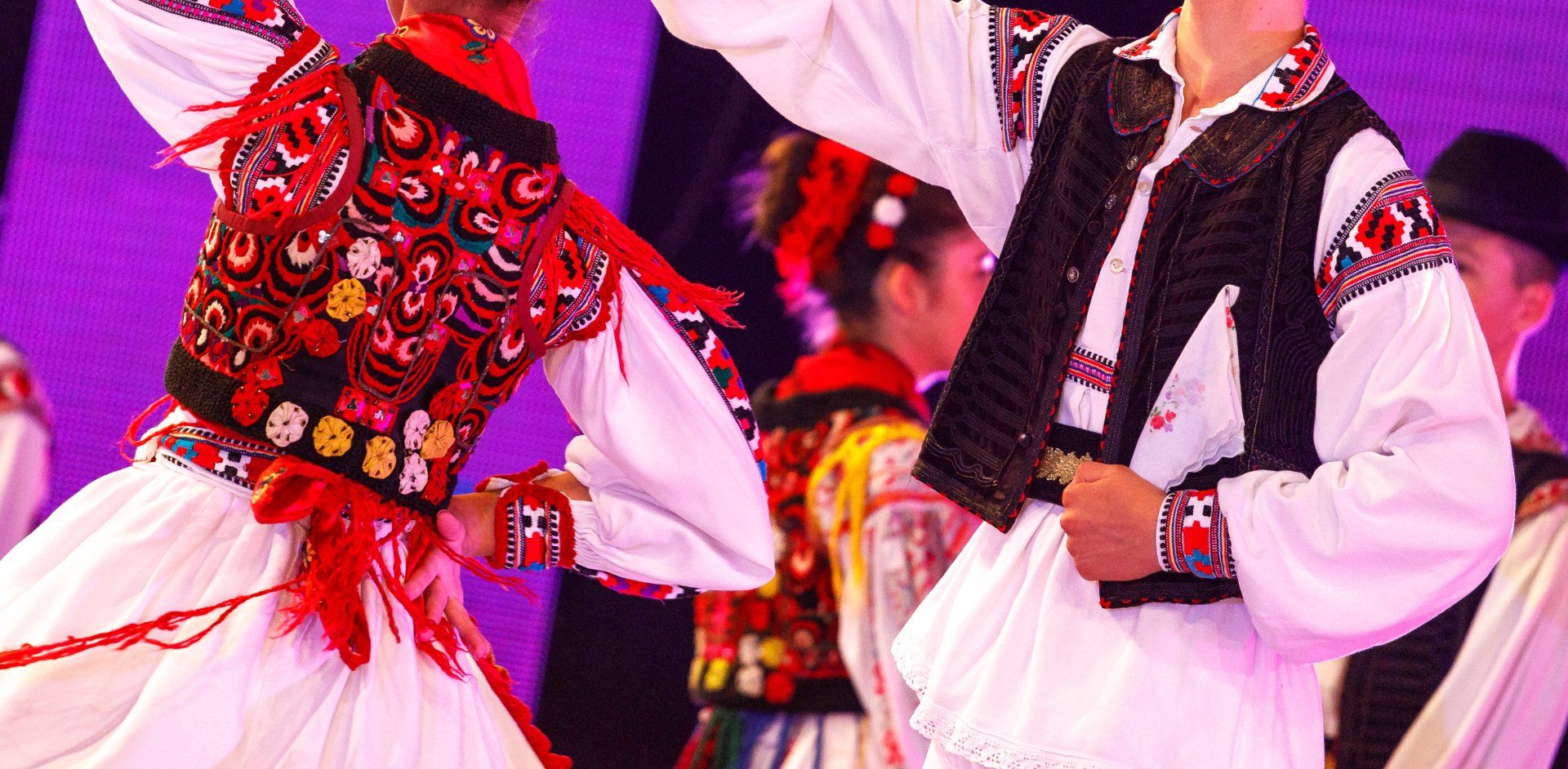 danse traditionnelle costume folklorique bihor agence tourisme roumanie