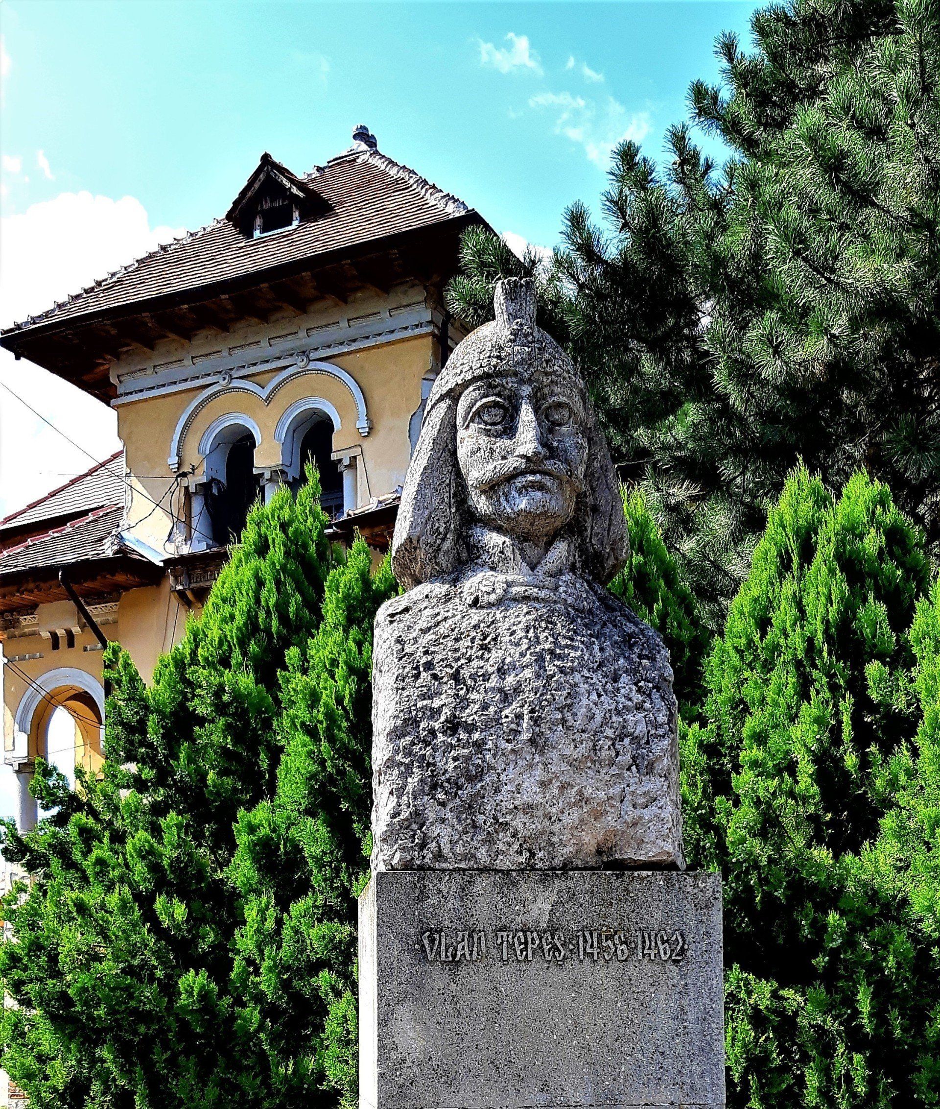 blog vacances roumanie comte dracula monument statue buste