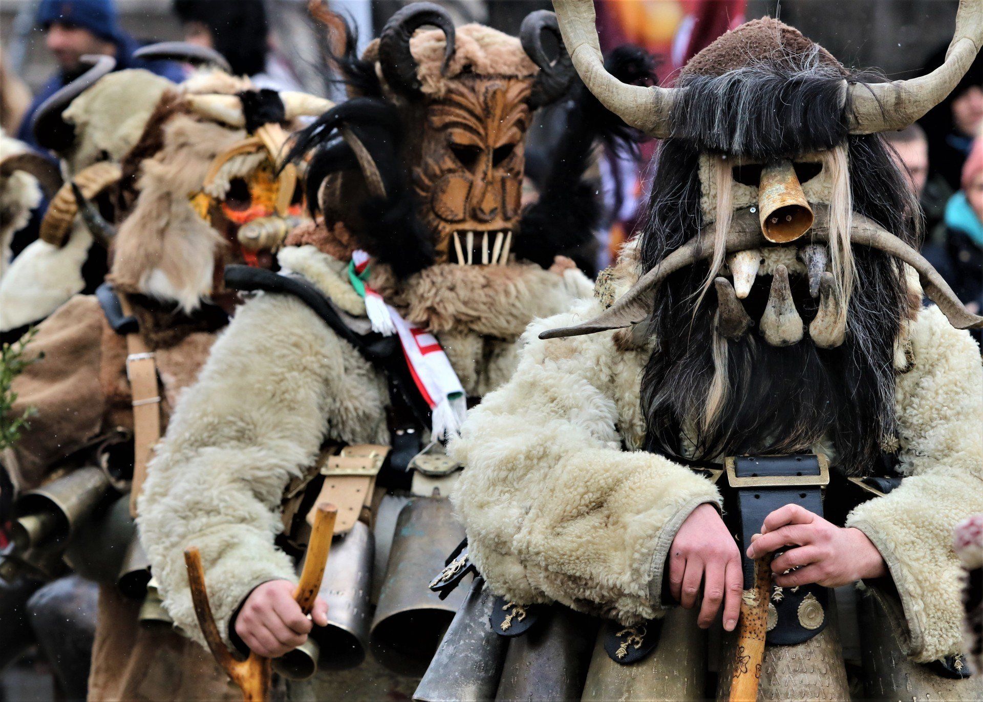 masque-traditionnel-folklore-bulgare-festival