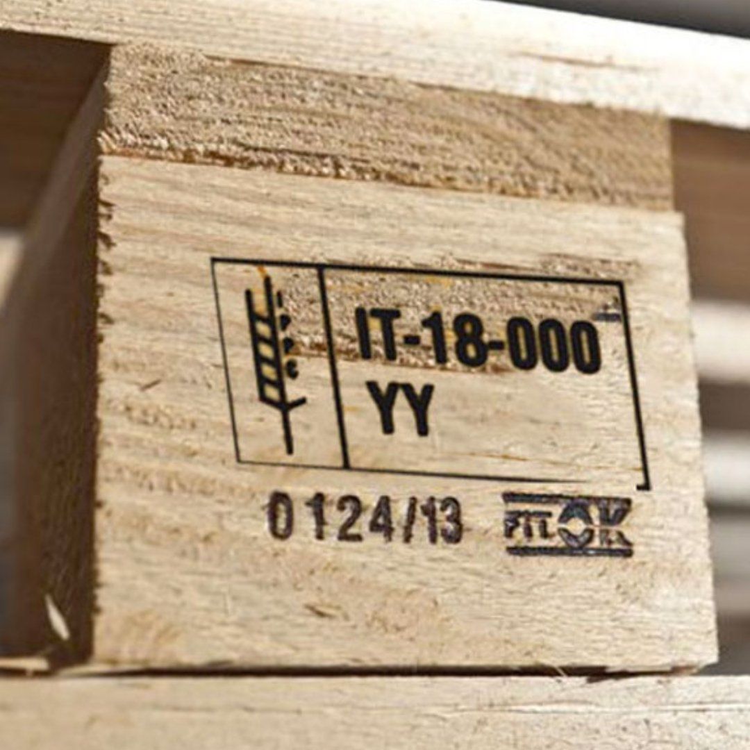 Il legno è un potenziale veicolo di organismi nocivi, la Comunità Europea ha emanato, il 5 maggio 2000, la direttiva n. 2000/29 in cui ha definito dei particolari requisiti richiesti per la circolazione dei pallet tra le varie nazioni. È stato reso obbligatorio un trattamento preventivo, definito come “fumigazione”, mediante l’utilizzo di prodotti chimici a base di bromuro di metile, o in alternativa il trattamento HT (heat treatment), consistente in un trattamento termico in cui il legno viene trattato in apposite celle dette essiccatoi, i due sistemi sono equivalenti ed entrambi riconosciuti validi ai fini della direttiva ISPM 15 Fao al fine di eliminare i parassiti che possono portare gravi danni alle foreste. Tale trattamento è confermato dalla presenza, sul pallet, di apposita marchiatura. La fumigazione comporta costi elevati e per questo motivo o per superficialità operative, si utilizzano ancor oggi spesso pallet non fumigati. Il Pallet realizzato al 100% da Plastica riciclata non è soggetto alle restrizioni previste per i Pallet in LEGNO . Per tanto il nostro CLEVERPALLET rispetta le normative per il trasporto merci in tutto il mondo Il Pallet realizzato al 100% da Plastica riciclata non è soggetto alle restrizioni previste per i Pallet in LEGNO . Per tanto il nostro CLEVERPALLET rispetta le normative per il trasporto merci in tutto il mondo