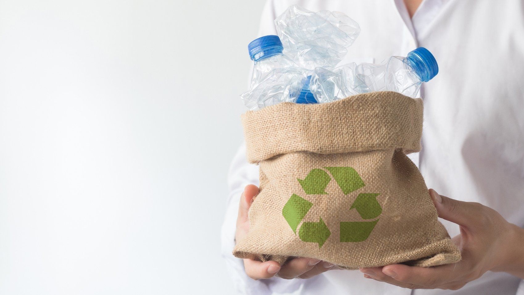 Ecologistic SpA è in grado di trasformare rifiuti plastici selezionati nei propri impianti, in nuovi prodotti dando SECONDA VITA ALLA PLASTICA in piena coerenza con gli obiettivi comunitari di riduzione della produzione di plastica vergine.